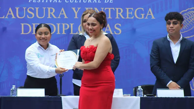 Las-Jóvenes-No-Podían-Ocultar-Su-Orgullo